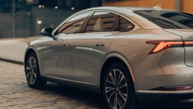 ASXâŊ200 slips ahead of RBA decision and major bank earnings