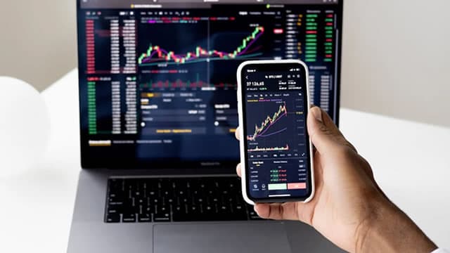 Trump Takes Aim at Fedâs Powell Over InterestâRate Timing